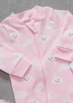 Kit Enxoval Bebê 4 Peças Macacão, Conjunto, Manta, Touca e Luvas Rosa Nuvem