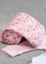 Kit Enxoval Bebê 4 Peças Macacão, Conjunto, Manta, Touca e Luvas Rosa Nuvem